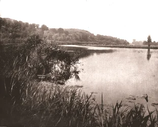 Hurley Reach, řeka Temže mezi Bisham a Medmenham, Buckinghamshire, 1894.