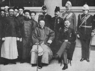 In Far Cathay - Zajímavá skupina v Hong Kongu, pořízená předtím, než Li Hung odešel do Pekinu, 1900