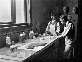 Ve smaltovacím studiu profesora Herkomerse, broušení barev, 1899