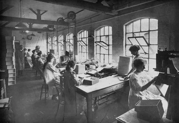 V továrně na krabice, 1919