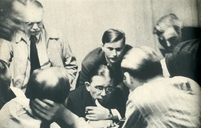 Uvnitř německého internačního tábora. Američané poslouchají Londýn., 1942.