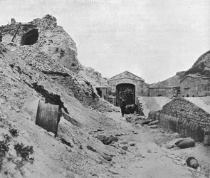 Uvnitř zničené pevnosti Sedd el Bahr, 1915