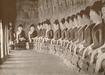 Interiér buddhistického chrámu, Sagaing, 1900.