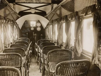 Interiér osobního letadla vybaveného motory Napier, c 20. léta