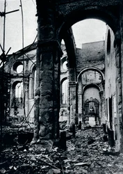 Interiér kostela St. Mary Le Bow, Cheapside vyhořel při náletu, 1941