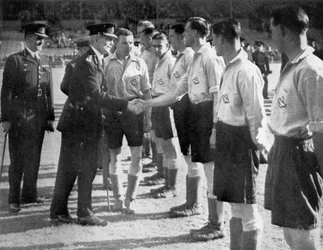 Úvody před fotbalovým zápasem RAF vs Metropolitan Police, Wembley, Londýn, 1942