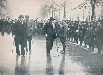 Italský veterán, generál Ricciotti Garibaldi, na přehlídce francouzských rekrutů v Paříži, c1914