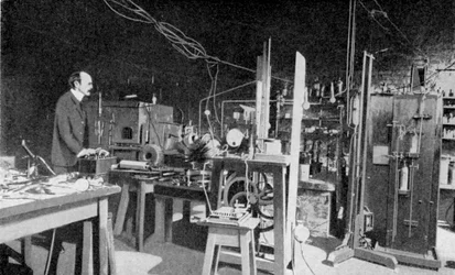 JJ Thomson, britský fyzik, při práci v Cavendish Laboratory, Cambridge
