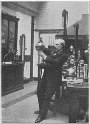 James Dewar, skotský chemik a fyzik ve své laboratoři, c1890