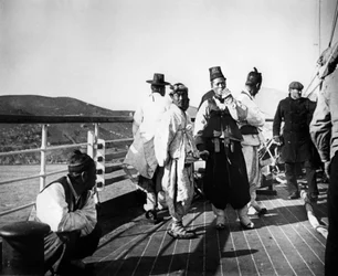 Japonští úředníci na palubě lodi, Korea, 1900