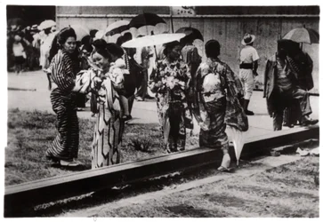 Japonské ženy u hangáru Zeppelin, Kasumigaura, Japonsko, 1929 1933