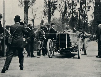 Jarrott přijíždí do Bordeaux v Race of Death, 1937