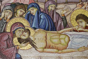 Ježíš položil na nový hrob Josefa z Arimatie, Detail mozaikového umění, které zobrazuje pohřeb Ježíše Krista, Kostel svatého hrobu, Jeruzalém, Izrael