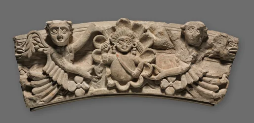 Keystone of an Arch: Ženská busta v medailonu podporovaná anděly, 400. léta.