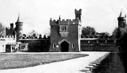Nádvoří hradu Killyleagh, Killyleagh, County Down, Severní Irsko, začátek 20. století