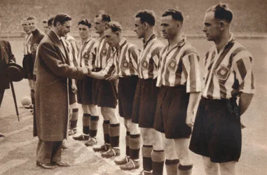 Král Jiří VI a královna Alžběta se účastní finále fotbalového poháru asociace v roce 1937