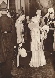Král Jiří VI. a královna Alžběta odcházejí z oběda na počest korunovace, 1937