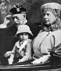 Král Jiří V. a královna Marie s princeznou Margaret jedou do kostela, Balmoral, 30. léta 20. století