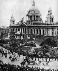 Král George V. při otevření prvního parlamentu v Ulsteru v Belfastu, 1921, 1935