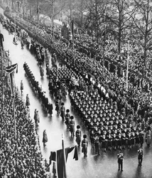 Pohřební průvod King George Vs procházející podél Piccadilly, Londýn, 28. ledna 1936