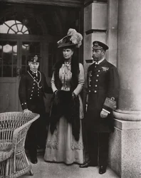 Král George a královna Mary se svým synem princem Edwardem, květen 1910.
