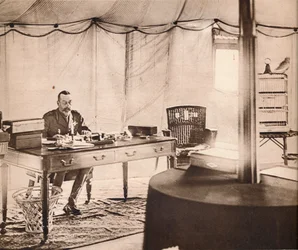 Král George se svým domácím papouškem, 1936.