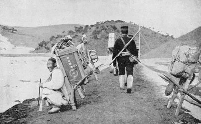 Korejští kuli jako nosiči japonských vojáků, rusko-japonská válka, 1904-5