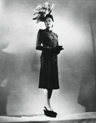 La femme chic, outfit od francouzského módního návrháře Jacquese Fatha, Paříž, leden 1943