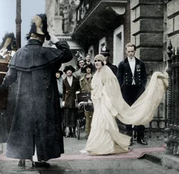 Lady Elizabeth Bowes-Lyon na cestě ke svatbě ve Westminsterském opatství, 26. dubna 1923, 1937