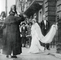 Lady Elizabeth Bowes-Lyon na cestě ke svatbě ve Westminsterském opatství, 26. dubna 1923, 1937