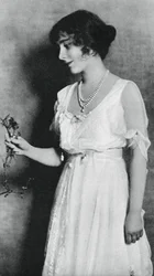 Lady Elizabeth Bowes-Lyon s červeným karafiátem, 1923, 1937