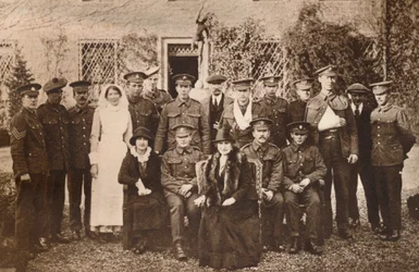 Lady Elizabeth s hraběnkou ze Strathmore a zotavujícími se zraněnými vojáky, 1916
