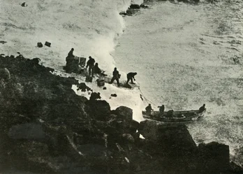 Přistávací sklady z člunu na prvním přistávacím místě, c1908, 1909