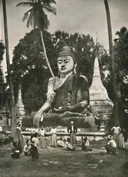Velká postava Buddhy na platformě Shwe Dagon, Rangún, 1900.