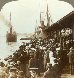 Opuštění starého domova a přátel - mávání emigrantů do Ameriky, Christiania, Norsko, c1905.