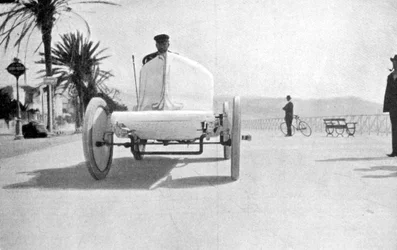 Leon Serpollet ve svém parním voze Gardner-Serpollet, Nice, 1903