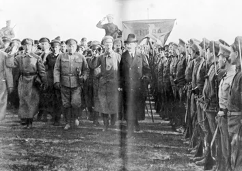 Leon Trockij, lidový válečný komisař, hodnotí vojska Rudé armády v Moskvě, Rusko, 1918