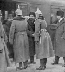 Leon Trockij přijíždějící na mírová jednání s Němci, Brest-Litovsk, 7. ledna 1918