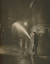 Londýnský noční úklid: Scéna na úpatí památníku, c1935.