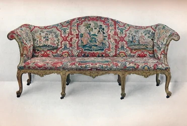 Dlouhá čalouněná pohovka: Hadovitý tvar, vyřezávaná a zlacená, c1750