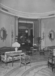 Pohled z Oval Palm Room do hlavní jídelny, Roosevelt Hotel, New York City, 1924