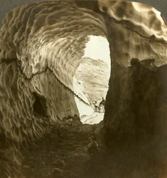 Při pohledu přes sněhový tunel na letní cestě přes průsmyk Dyreskard, Norsko., c1905.