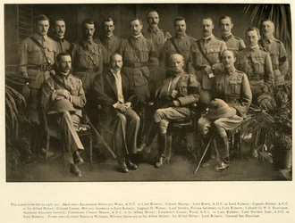 Lord Roberts a Sir Alfred Milner se svými osobními štáby, 1900, 1901.
