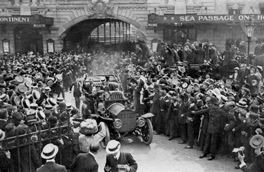 Louis Blériot na cestě do hotelu Savoy, Londýn, 25. července 1909