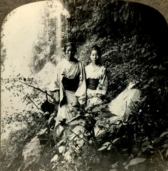 Panny země vycházejícího slunce, pod vodopády Kogijoku..., c1900. .