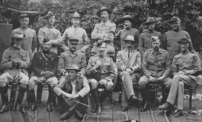 Generálmajor Baden-Powell a hlavní muži, kteří mu pomohli bránit Mafeking, 1900.