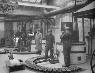 Výroba fryotype Printing Metal v londýnské slévárně, 1919