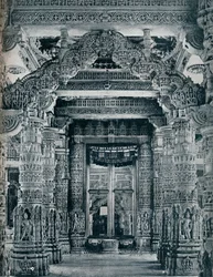 Mramorová socha u vchodu do džinistického chrámu v Dilwara, Mount Abu, c1100.