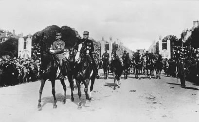 Maršálové Foch a Joffre během velké vítězné přehlídky, Paříž, Francie, 14. července 1919