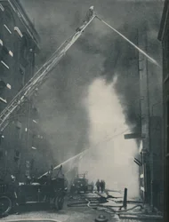 Shromážděné síly moderního hasiče se postavily proti požáru města, c1935